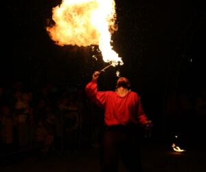 Ohňová show - pľuvanie ohňa Ohňová show Sarus Prešov - pľuvanie ohňa