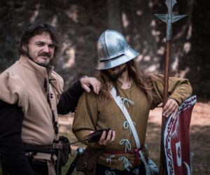 Vojak s pavézou dostáva žold Šermiari Sarus Prešov s pavézou