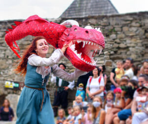 Drak od <a href="https://www.merredith.sk">Ateliér Merredith</a> Sarus Prešov na hrade Stará Ľubovňa - Vystúpenie draka na od Ateliér Merredith