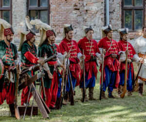 Janičiarsky zbor zložený z viacerých šermiarskych skupín Janičiari - šermiari Sarus Prešov
