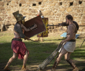 Gladiátorský zápas na Fiľakovskom hrade - foto Alberti Milan Gladiátorský zápas na Fiľakovskom hrade - Šermiari Sarus