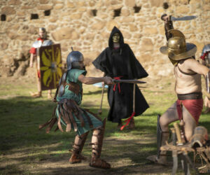 Gladiátorský zápas na Fiľakovskom hrade, foto Alberti Milan Gladiátorský zápas na Fiľakovskom hrade, v pozadí rímski legionári - Šermiari Sarus